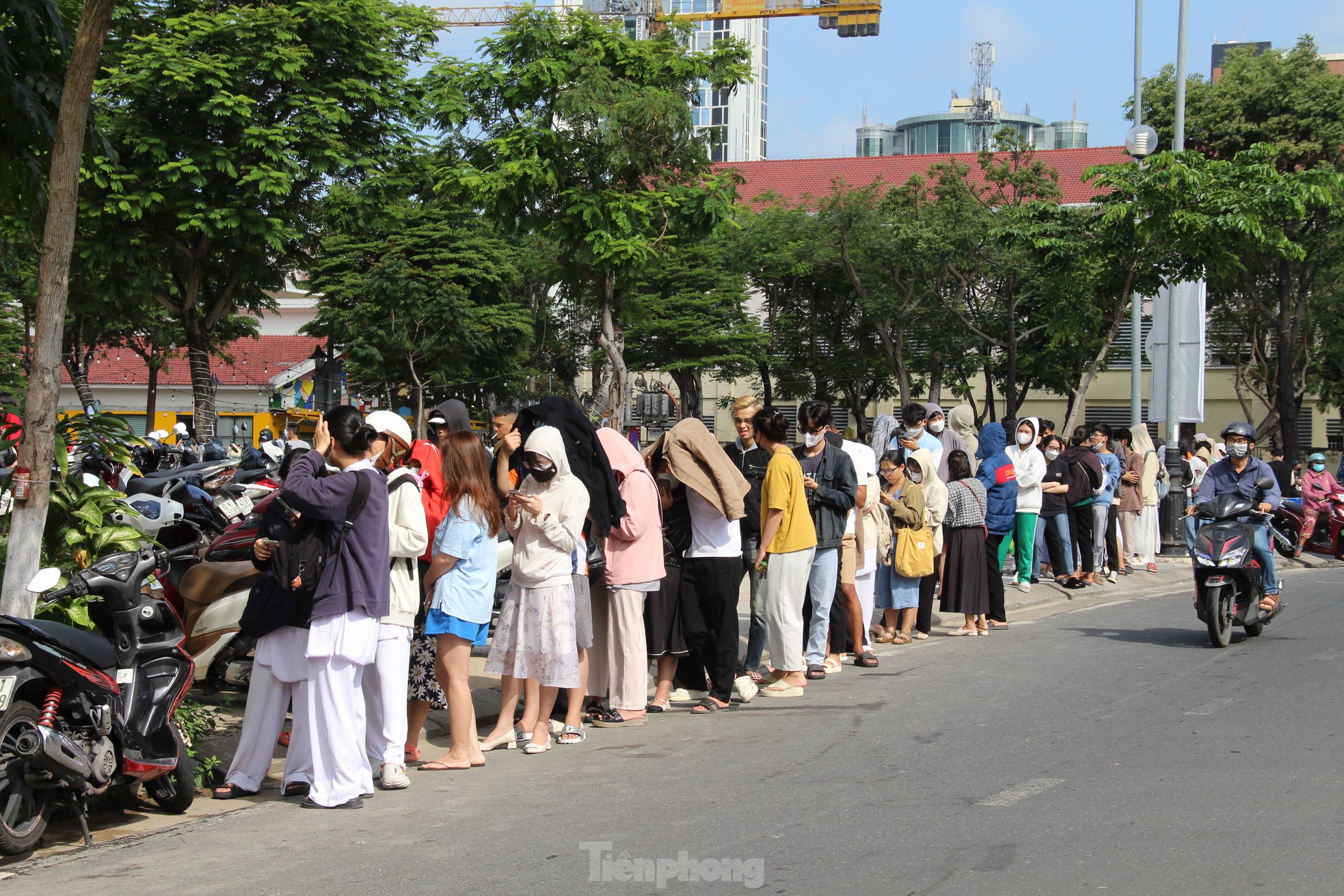 Young people lined up in the sun to buy tickets to see 'Peach, Pho and Piano' photo 6