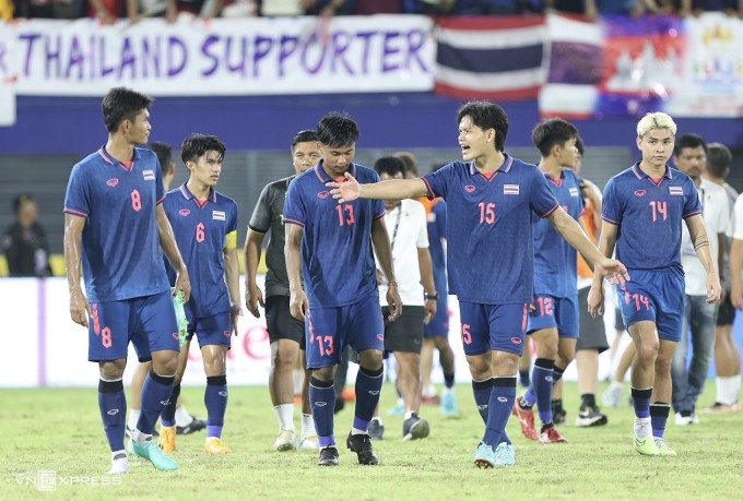 Thailändische Spieler unterhalten sich nach dem Unentschieden gegen Vietnam in der letzten Runde der Gruppe B der SEA Games 32 am Abend des 11. Mai. Foto: Lam Thoa