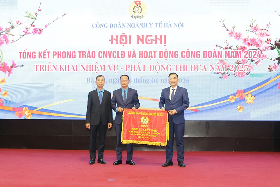 The Hanoi Health Sector Trade Union was awarded the Flag of Excellent Unit in the Workers' Movement and Trade Union Activities in 2024 by the Hanoi City Labor Federation.