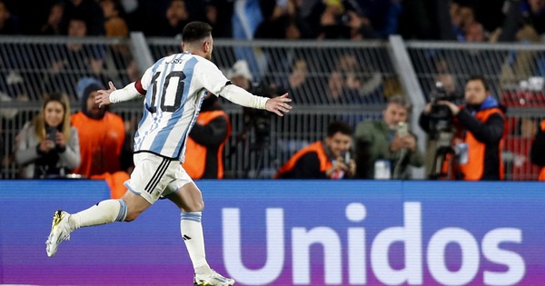 Messi marque un superbe coup franc pour aider l'Argentine à vaincre l'Équateur