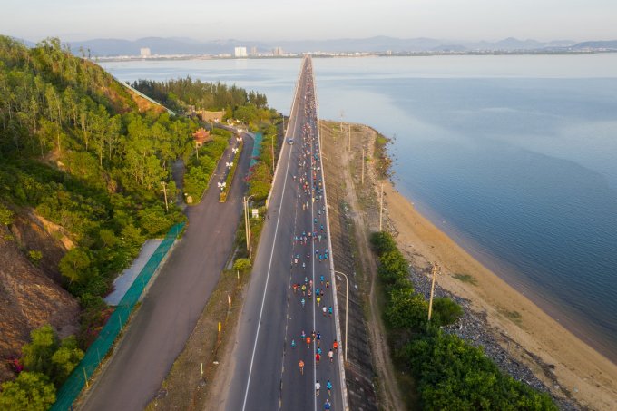 Runners pour onto Thi Nai bridge from Phuong Mai peninsula to return to the city center. Photo: VM