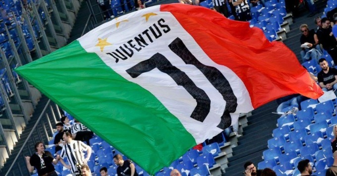 Juventus-Fans schwenken die Vereinsflagge im Allianz-Stadion. Foto: AFP