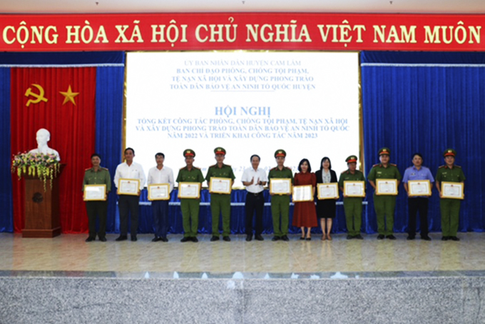 The Chairman of the District People's Committee presented certificates of commendation to collectives and individuals who achieved outstanding results in the movement.