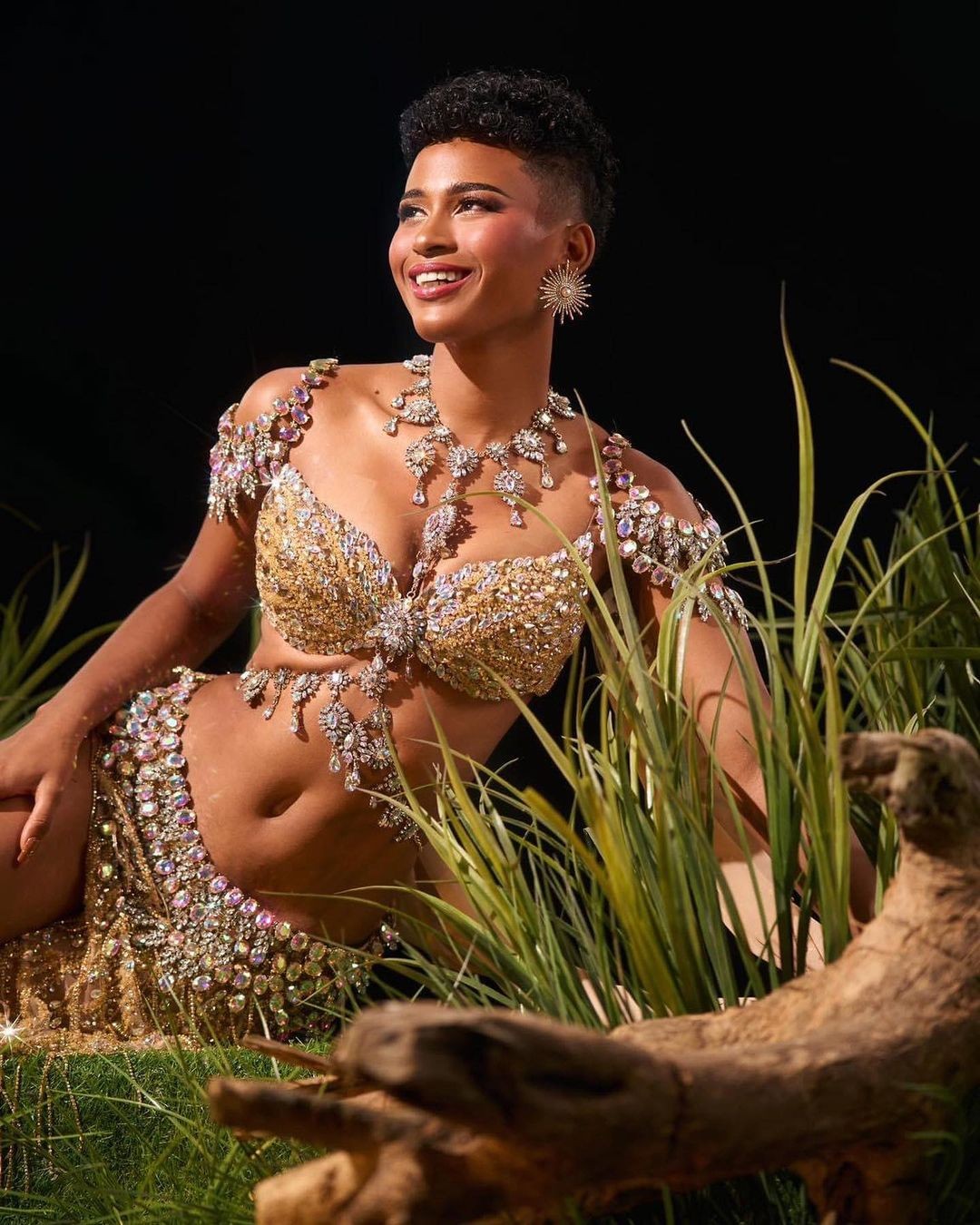 សម្រស់​រង​ការ​រិះគន់​ថា​ខ្វះ​ភាព​ជា​ស្ត្រី​ក្នុង​កម្មវិធី Miss Universe Philippines រូបថត ១៦