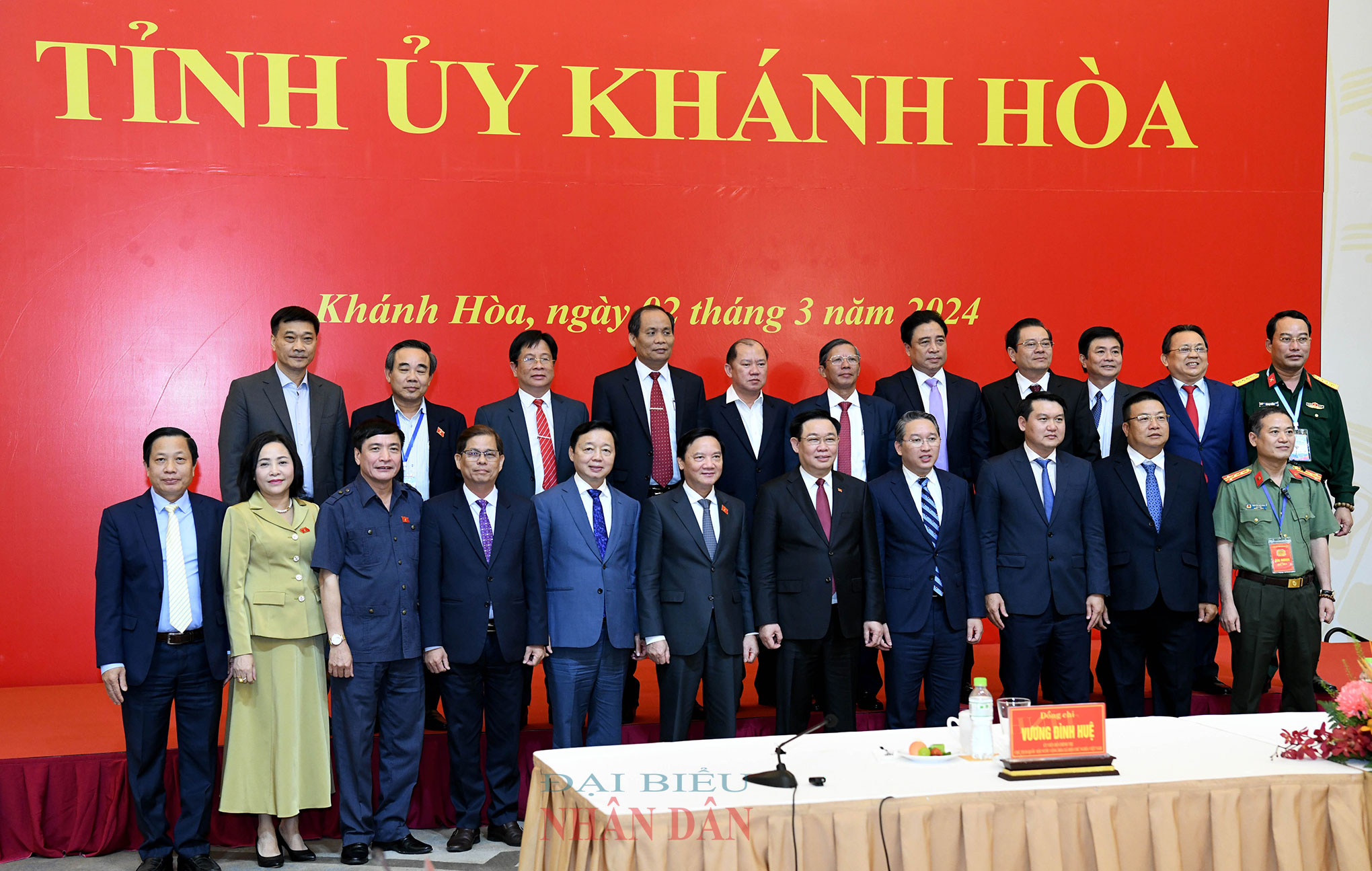 국회의장 Vuong Dinh Hue는 Khanh Hoa 성 당위원회 상임위원회와 협력합니다.
