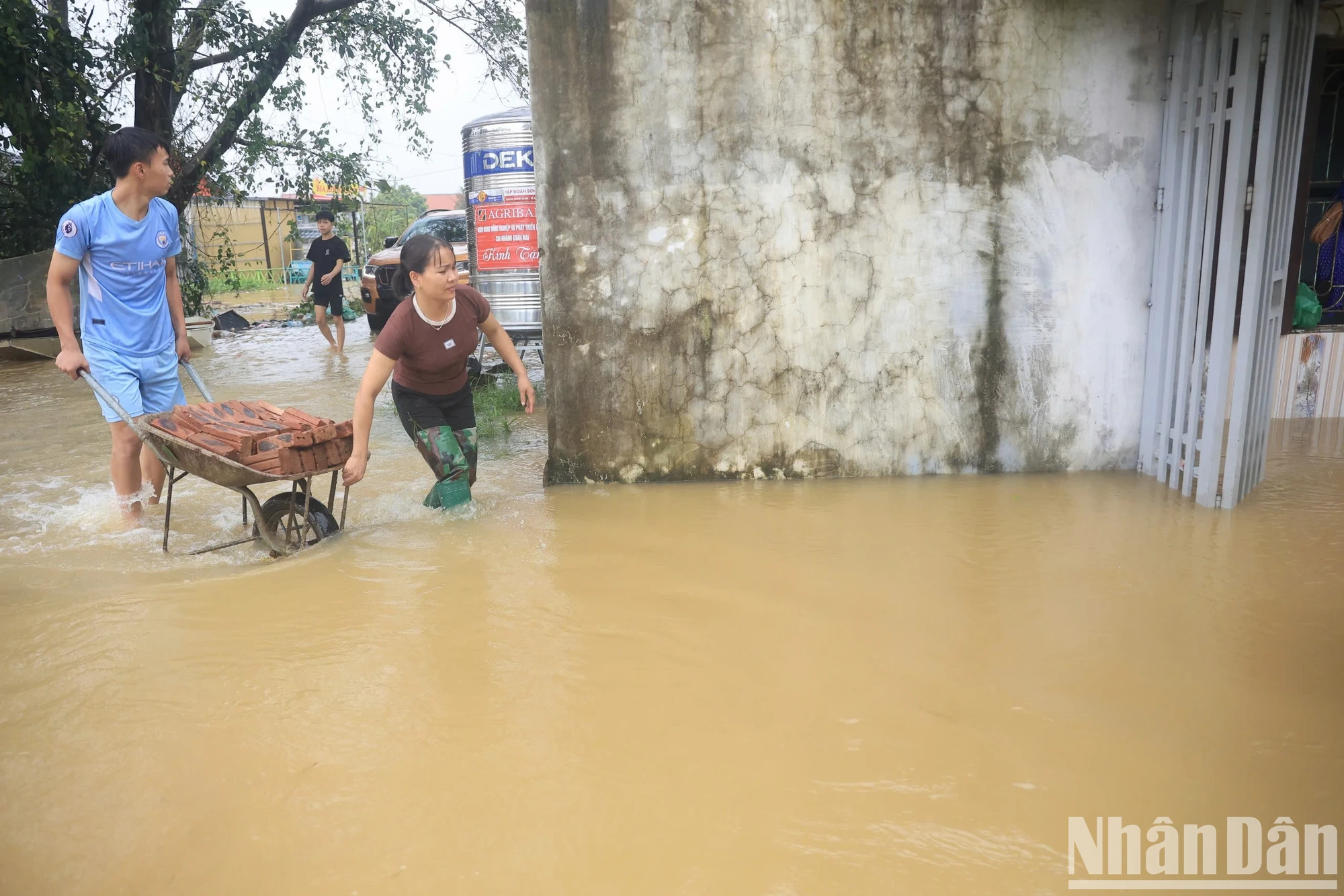 [Foto] Hanoi: El río Bui desborda el dique, muchas comunas en el distrito de Chuong My están inundadas foto 8