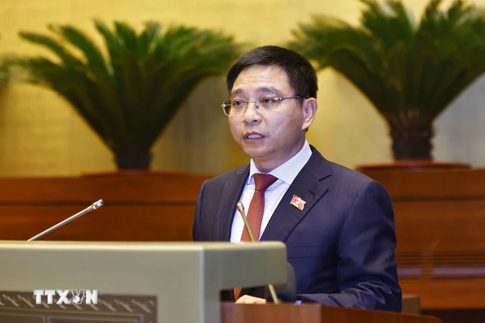 Verkehrsminister Nguyen Van Thang stellte den Vorschlag zur Anpassung der Investitionspolitik des internationalen Flughafenprojekts Long Thanh vor. (Foto: Doan Tan/VNA)