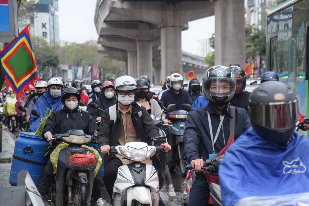 Muchas calles de Hanoi estuvieron congestionadas durante horas después de las fuertes lluvias que duraron desde la noche. Foto 4