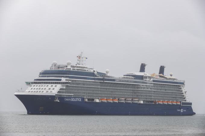 Siêu tàu du lịch Celebrity Solstice cập cảng Chân Mây sáng 7/1. Ảnh: Vạn An