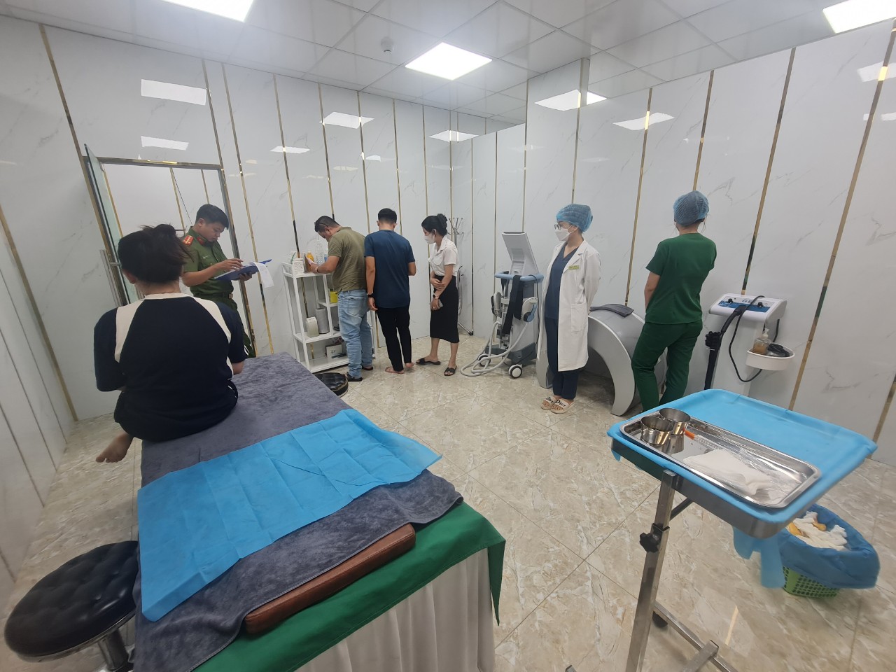 Descubrió un centro secreto de cirugía estética. El médico solo estudió hasta el grado 12, realizando un aumento de senos a una clienta. Foto 1