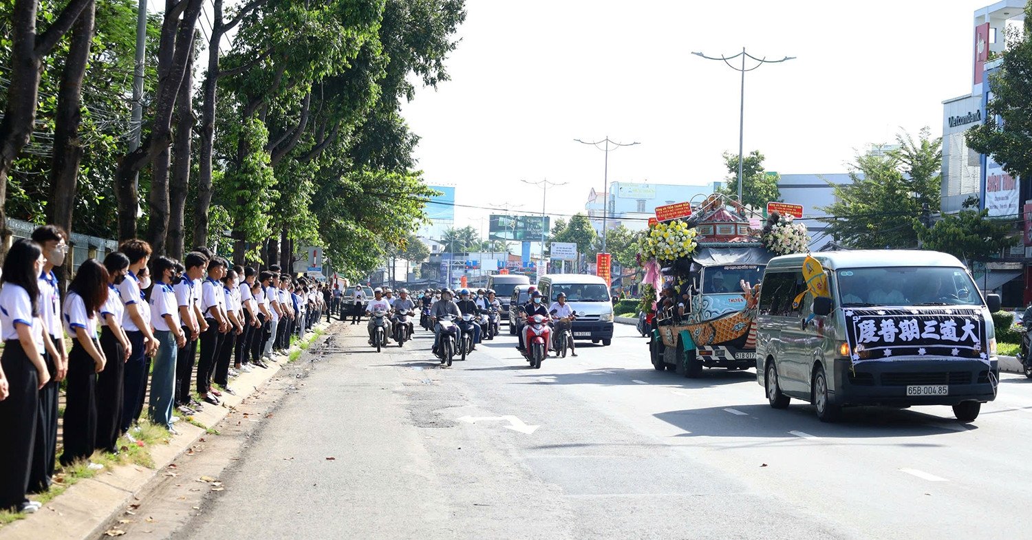 Thousands of people bid farewell to Professor Vo Tong Xuan to his final resting place.