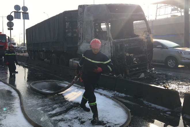 Container truck fire in front of new Mien Dong bus station, gateway to Ho Chi Minh City continues to be congested