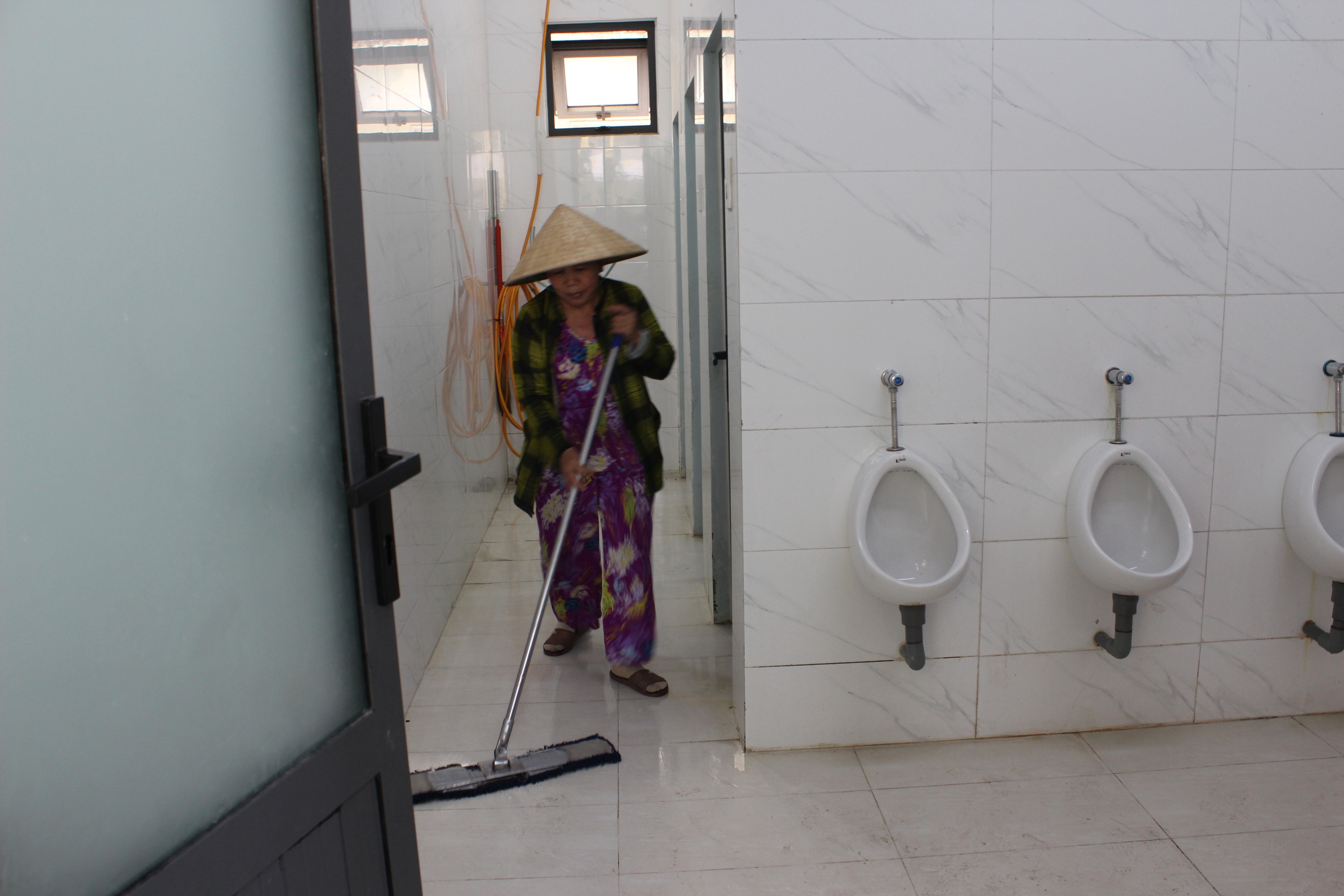 Các cô bác lao công dọn dẹp để từng góc của ngôi trường luôn sạch đẹp