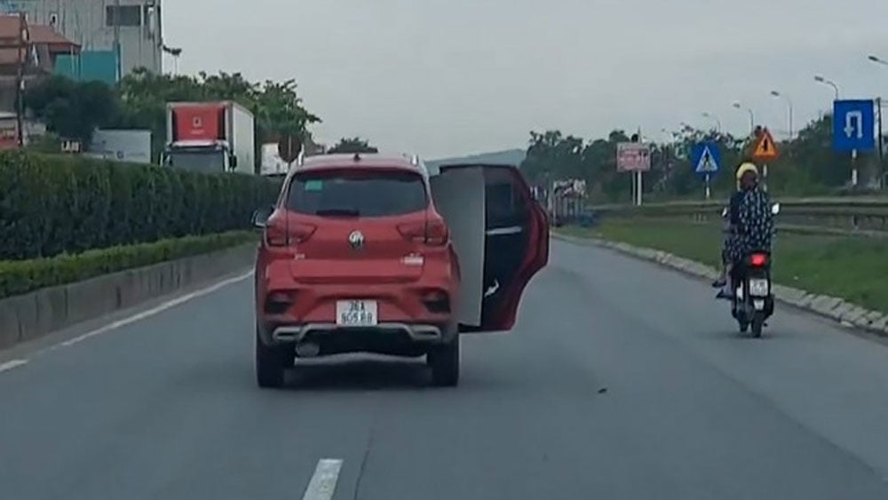 Fine and revoke driving license of female driver who opened car door while driving on National Highway 1A |=> Posted in Bac Giang newspaper