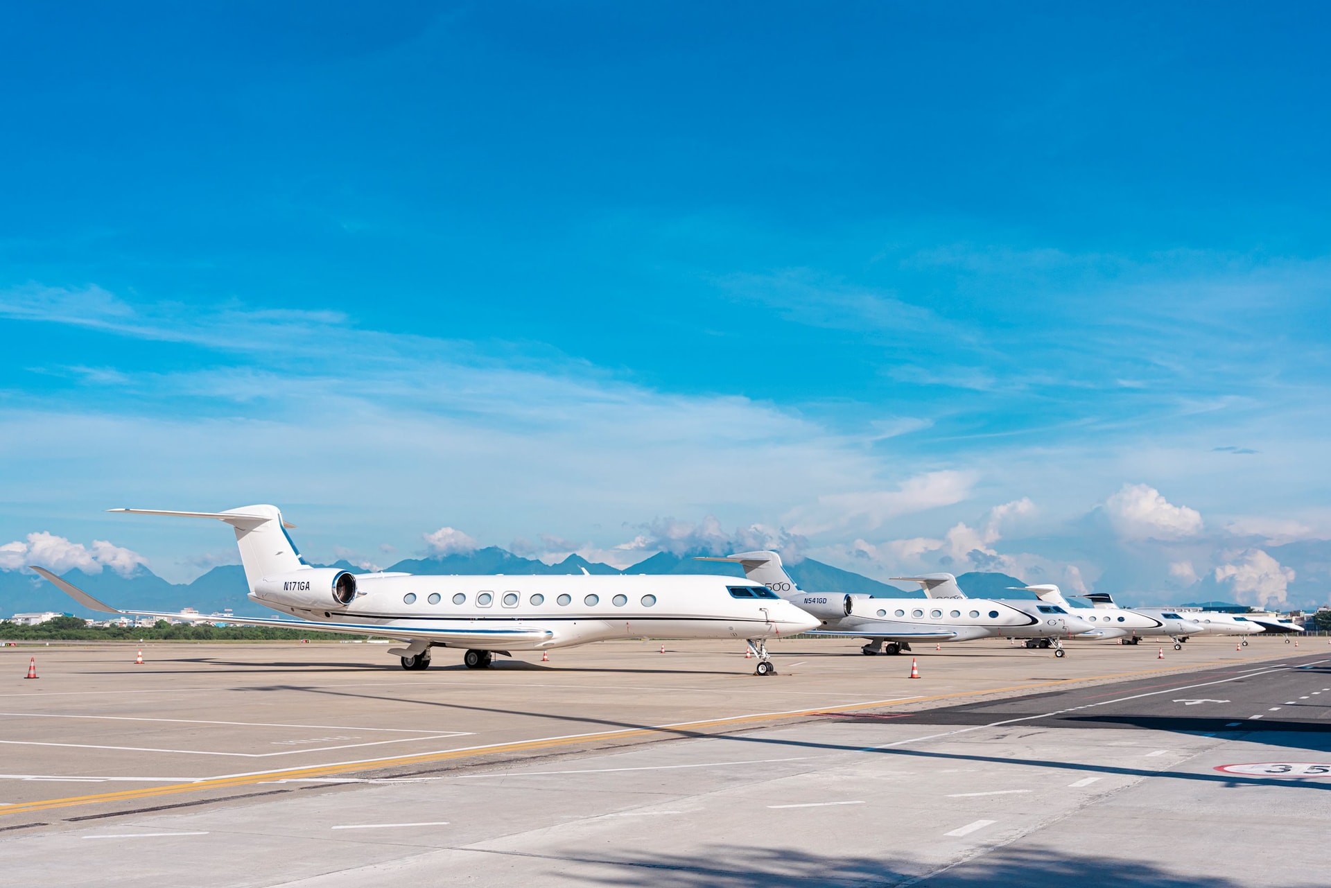 เครื่องบิน Gulfstream 5 ลำจอดอยู่ที่สนามบิน DN 17_10 - 1