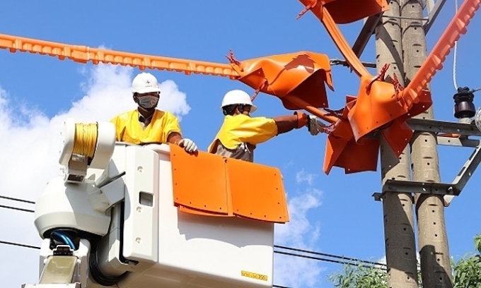 Los trabajadores de Southern Power reparan la electricidad en la línea. Foto: EVN