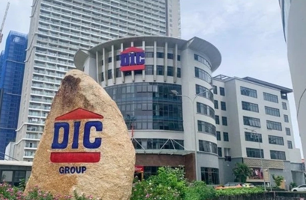 After a record loss of 121 billion in the first quarter, DIC Corp (DIG) divested from a series of subsidiaries.