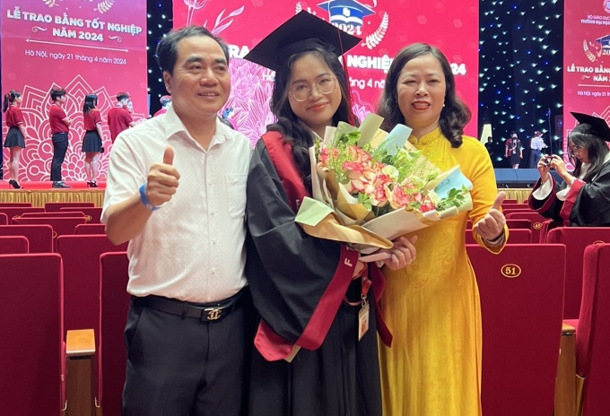 Ninh et ses parents lors de la cérémonie de remise des diplômes. Photo : Personnage fourni