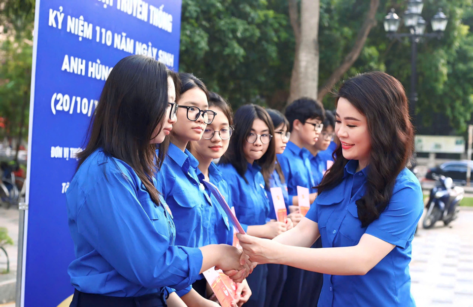 Le secrétaire de l'Union de la jeunesse de Hanoi, Chu Hong Minh, offre des livres et des badges de l'Union de la jeunesse aux étudiants de la 110e classe de l'Union de la jeunesse à l'occasion de l'anniversaire de Hero Ly Tu Trong.