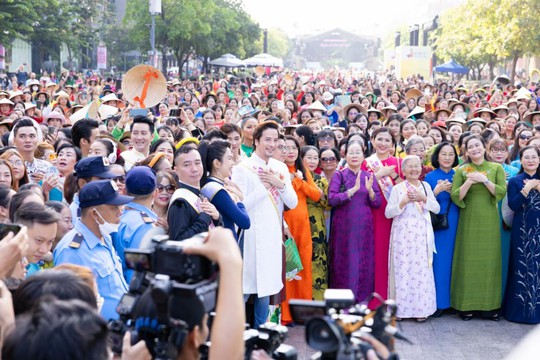 Đại sứ Đoàn Minh Tài cùng ca sĩ Sunny Đan Ngọc diện áo dài diễu hành tại phố đi bộ Nguyễn Huệ - Ảnh 6.