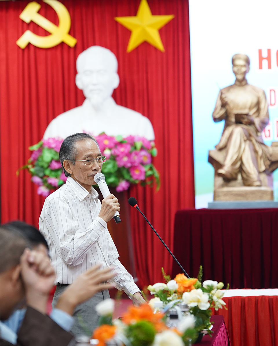 รองศาสตราจารย์ ดร. เหงียน กง เวียด อดีตผู้อำนวยการสถาบันการศึกษาภาษาฮานม ได้แสดงความคิดเห็นต่อกลุ่มผู้เขียน ภาพโดย: ดึ๊ก อันห์