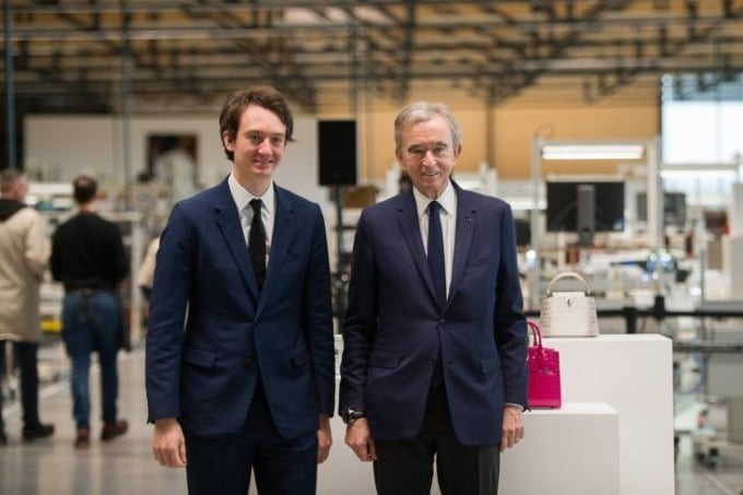 Hai cha con Frédéric và Bernard Arnault trong một xưởng sản xuất của Louis Vuitton hồi tháng 2. Ảnh: Bloomberg