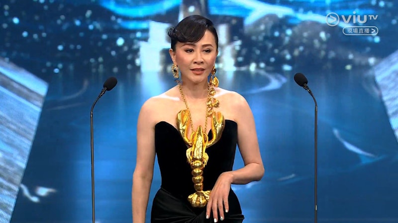 Carina Lau បង្ក​ភាព​ច្របូកច្របល់​ជាមួយ 'រ៉ូបបង្កង' របស់នាង