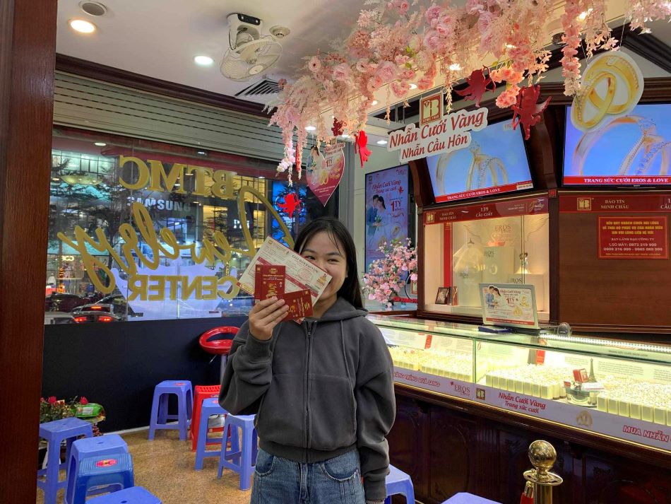 Los clientes están felices de comprar oro en el Día del Dios de la Riqueza. Foto: Phan Anh