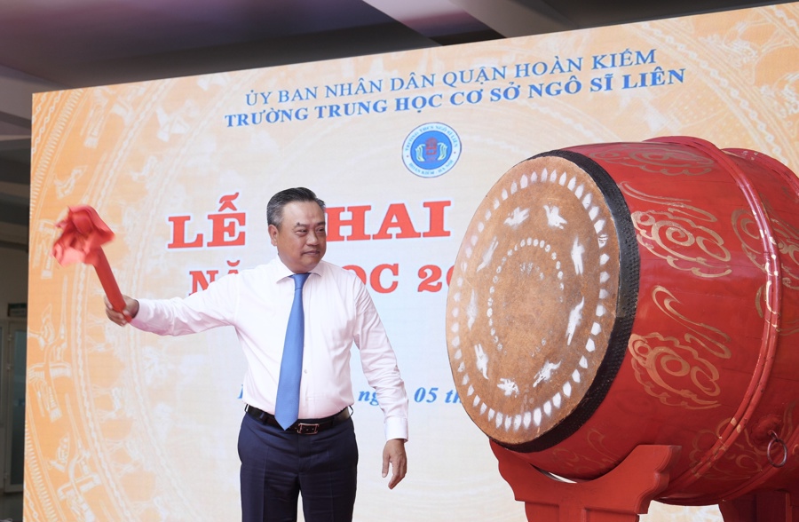 Chairman of the City People's Committee Tran Sy Thanh beats the drum to open the new school year 2024-2025 at Ngo Si Lien Secondary School. Photo: Hong Thai