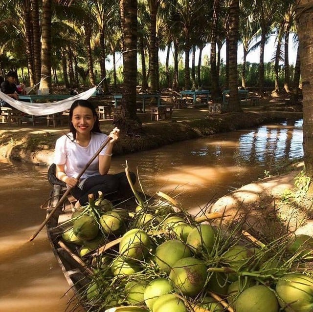 La muchacha dejó de lado su licenciatura y regresó a la isla para hacer turismo con un huerto de cocos.