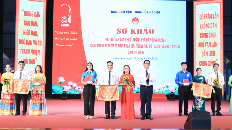 Phó Trưởng ban Thường trực Ban Dân vận Thành ủy Vũ Hà trao Giải Nhất cho đội thi huyện Đông Anh.