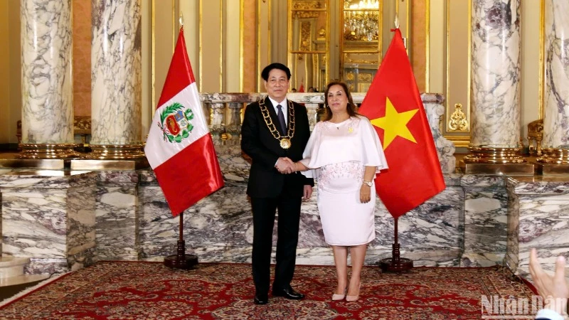 [Foto] Der peruanische Präsident verleiht Präsident Luong Cuong das Großkreuz des Ordens der Sonne von Peru