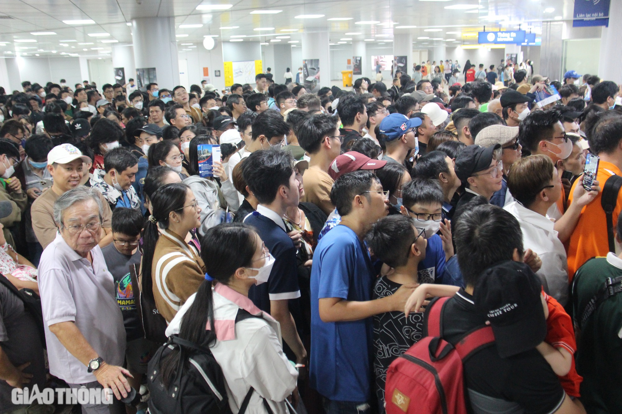 Ngày đầu khai trương metro TP.HCM, ga Bến Thành quá tải- Ảnh 3.