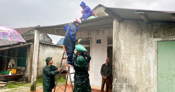 Thua Thien Hue plans to evacuate more than 16,000 households, army helps people reinforce their houses