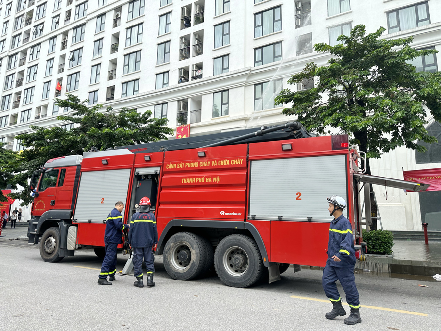 Feuerlöschübungen und Rettung im Wohnhaus B6 Giang Vo, Stadt Hanoi, Innenansicht. Foto: Thuy Tien