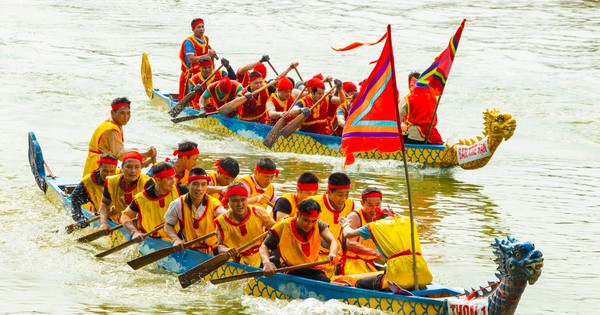 การแข่งขันเรือยาวสุดอลังการในเทศกาลที่เขตชายแดนเหงะอาน