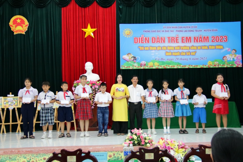 Mme Phan Quynh Dao, directrice adjointe du département du travail, des invalides et des affaires sociales de la ville. Can Tho a reçu des prix pour le concours de peinture « Mon rêve » au niveau du district.