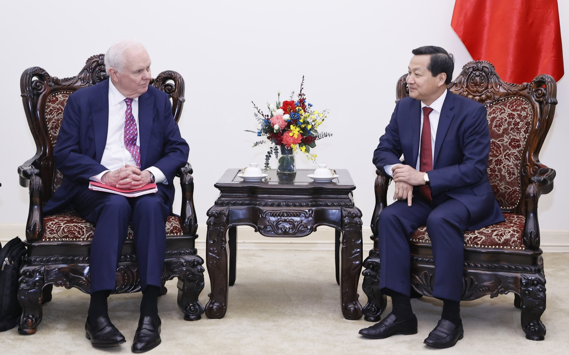 Le vice-Premier ministre Le Minh Khai a reçu le directeur du programme Vietnam de l'Université de Harvard et des experts de l'Université Fulbright du Vietnam.