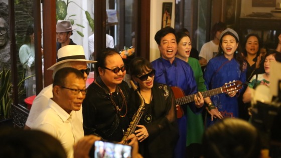 Artist Tran Manh Tuan performs saxophone at the memorial night for Trinh Cong Son photo 1