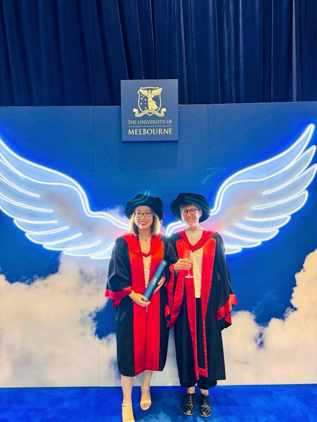 Minh Phuong took a photo with Dr. Judy Bush - University of Melbourne, one of her PhD thesis supervisors.