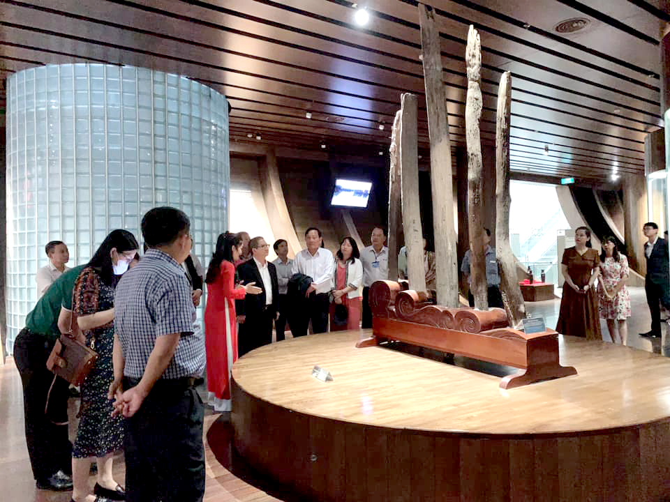 Touristen aus Can Tho besuchen das Quang Ninh Museum.