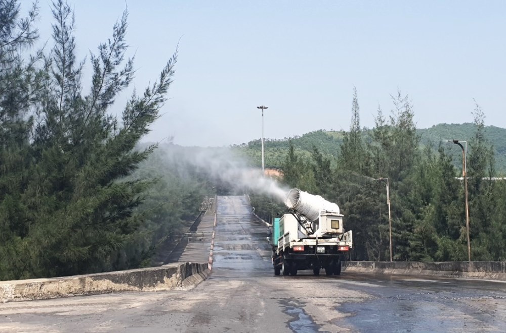 Las unidades del Grupo TKV mantienen regularmente la pulverización de agua para suprimir el polvo, operando más de 118 equipos de nebulización de alta presión para suprimir el polvo. Foto: TKV