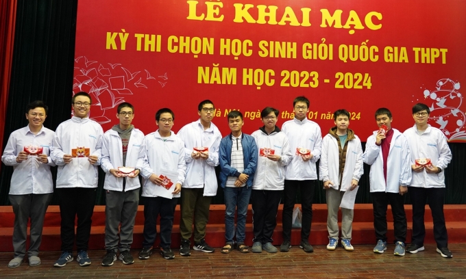 Informatikteam, Gymnasium für Begabte in Naturwissenschaften, Universität für Naturwissenschaften, Vietnam National University, Hanoi, vor der nationalen Prüfung für hervorragende Schüler. Dies ist die Einheit mit einem Schüler der 10. Klasse, der den ersten Preis in Informationstechnologie gewonnen hat. Foto: HSHG