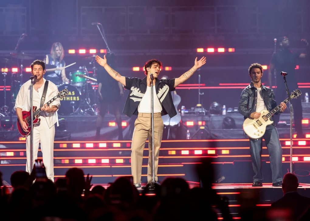 Đi lưu diễn vẫn phải chăm con, Joe Jonas đệ đơn ly hôn người vợ xinh đẹp? - 2