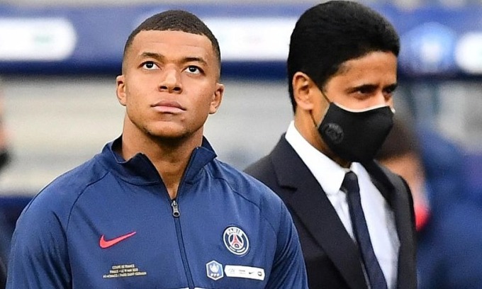 Mbappe bên chủ tịch Al Khelaifi trước một trận đấu của PSG. Ảnh: AFP