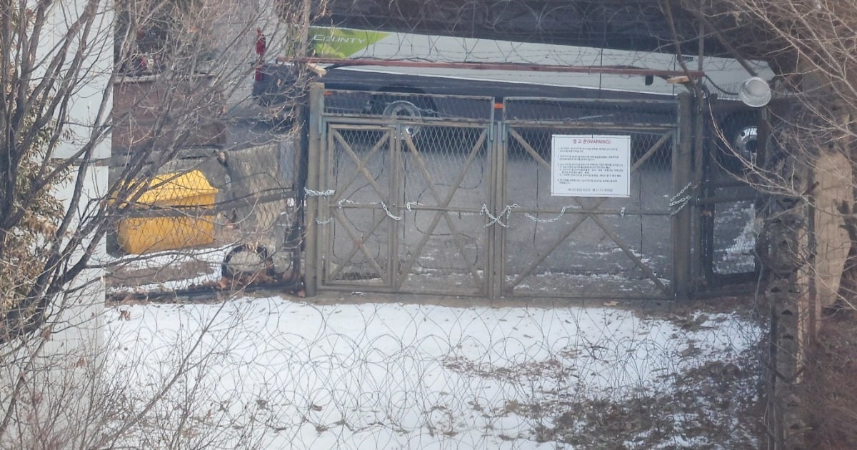 South Korean presidential palace is covered with barbed wire like a fortress