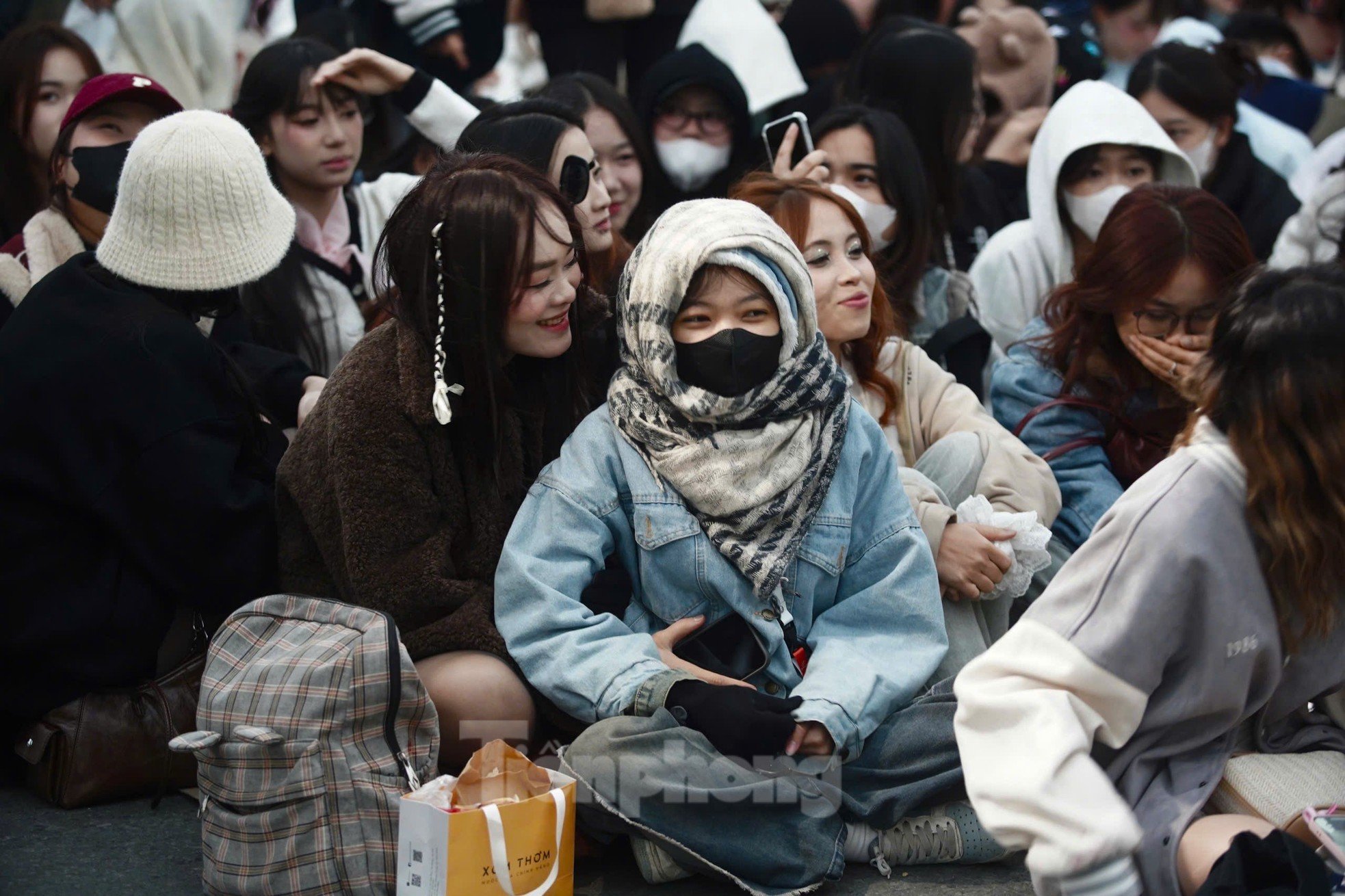 Long lines of spectators covered in scarves, sitting and sleeping right in front of My Dinh Stadium photo 5