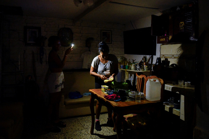 À La Havane, les habitants ont essayé de cuisiner en utilisant les lumières de leurs téléphones après la panne de courant du 18 octobre. (Photo : Reuters).