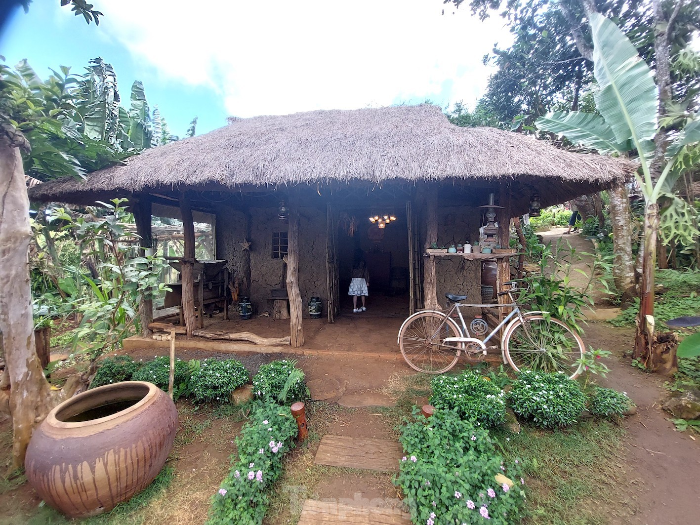 Coffee shops with stilt houses and thatched roofs attract young people in the mountain town photo 7
