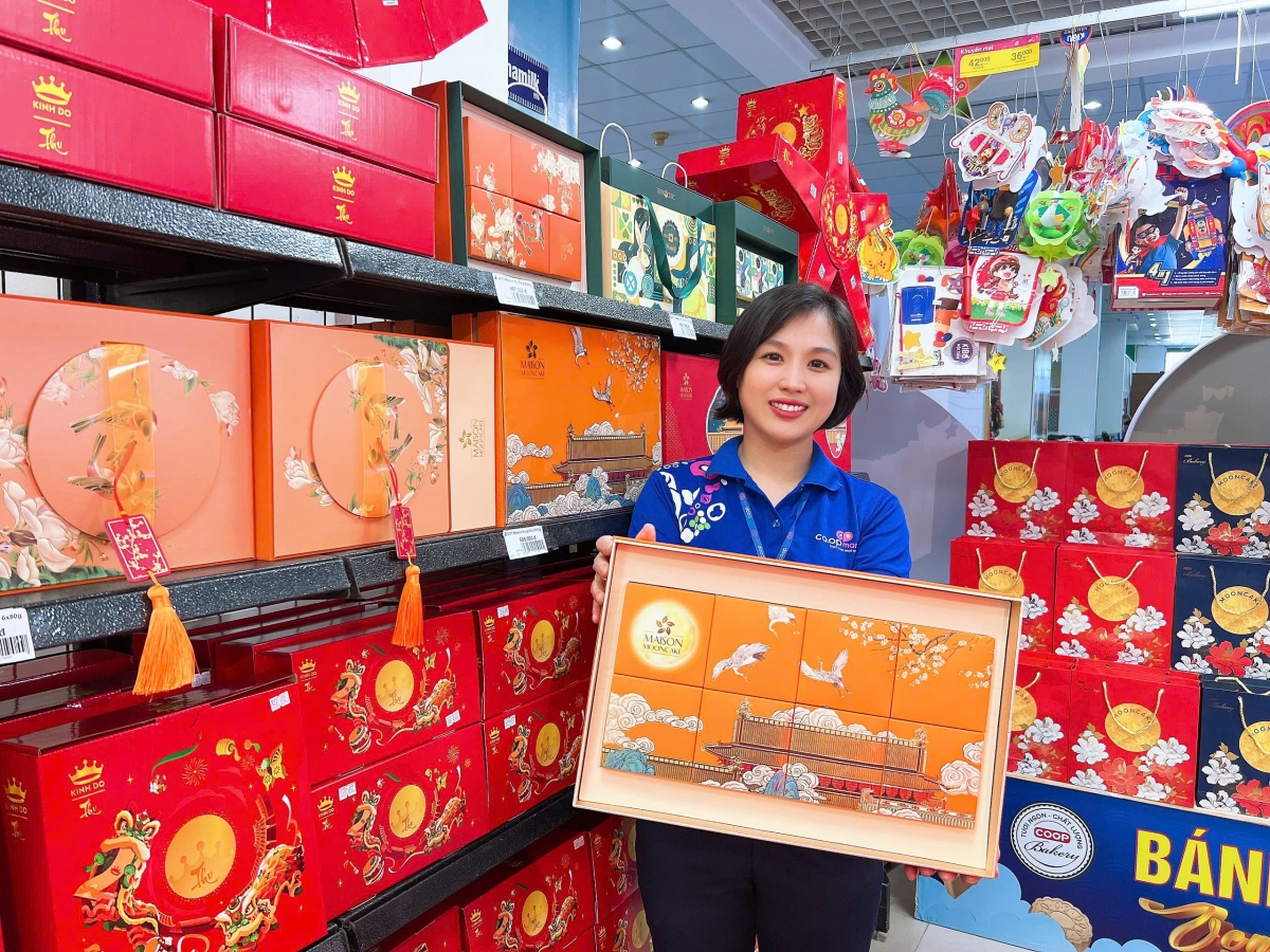 Co.opmart, Co.opXtra sell Vietnamese moon cakes, diverse segments